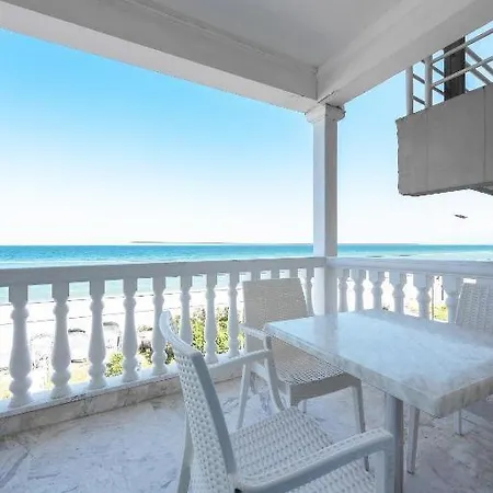 Blue Flag Beachfront Studios, Nilie Hospitality Mgmt Appartement
